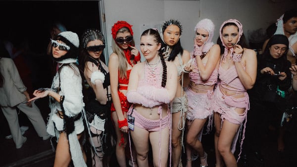 antonia sprenger mit models auf der fashion week vancouver im backstage