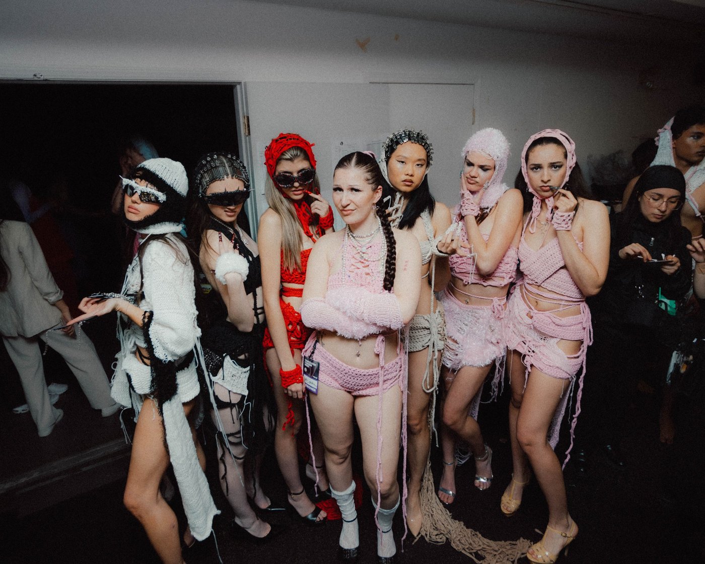 antonia sprenger mit models auf der fashion week vancouver im backstage