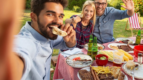 Eine Gruppe von Freunden macht ein Selfie bei einem Grillfest