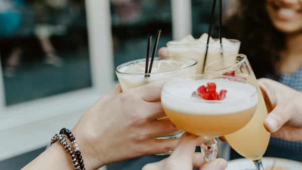 Cocktails auf einer Grillparty