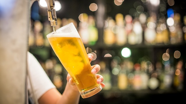 ein Bier wird in ein großes Glas gezapft