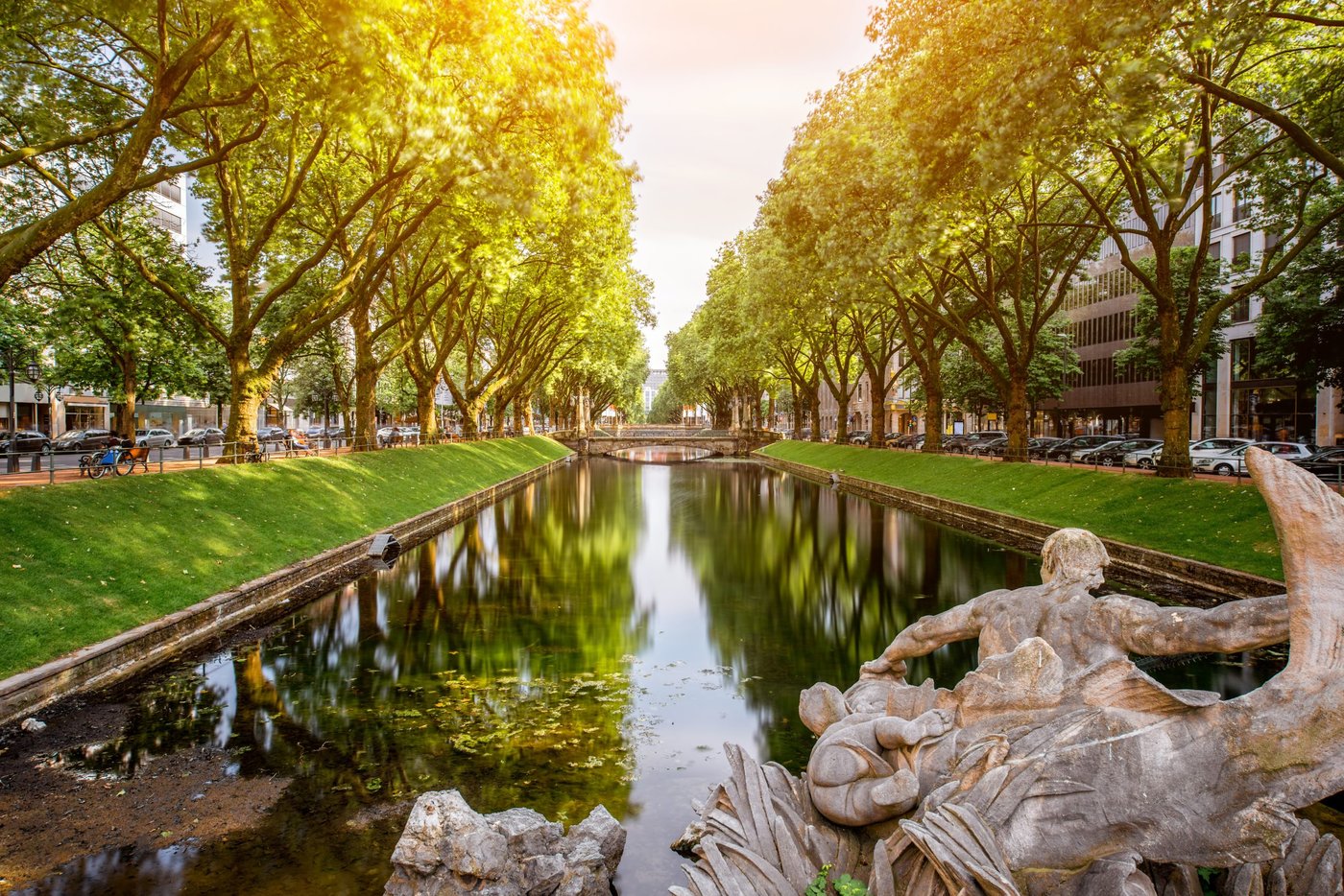 Die Königsallee in Düsseldorf mit Wassergraben in der Mitte