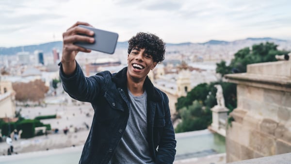 Ein junger Mann macht ein Selfie