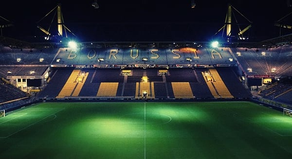 der beleuchtete Signal-Iduna-Park in Dortmund zum start der bundesliga