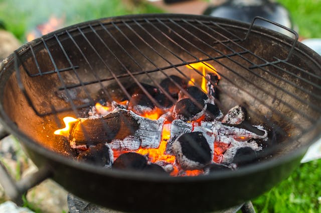 Ein Grill, in dem Holzkohle brennt