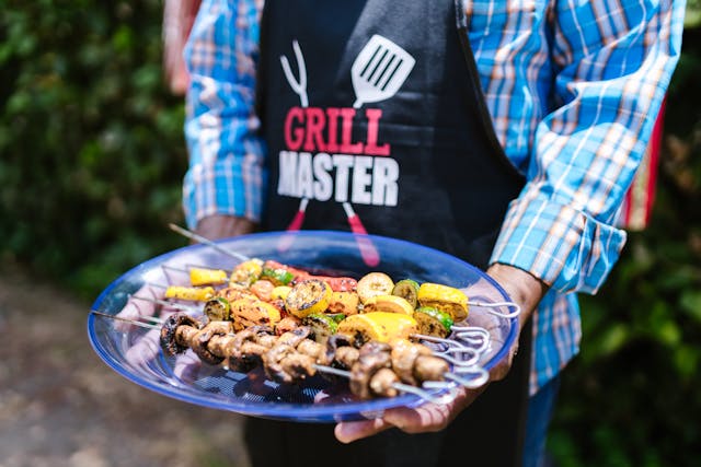 ein Teller mit verschiedenen Grillspießen
