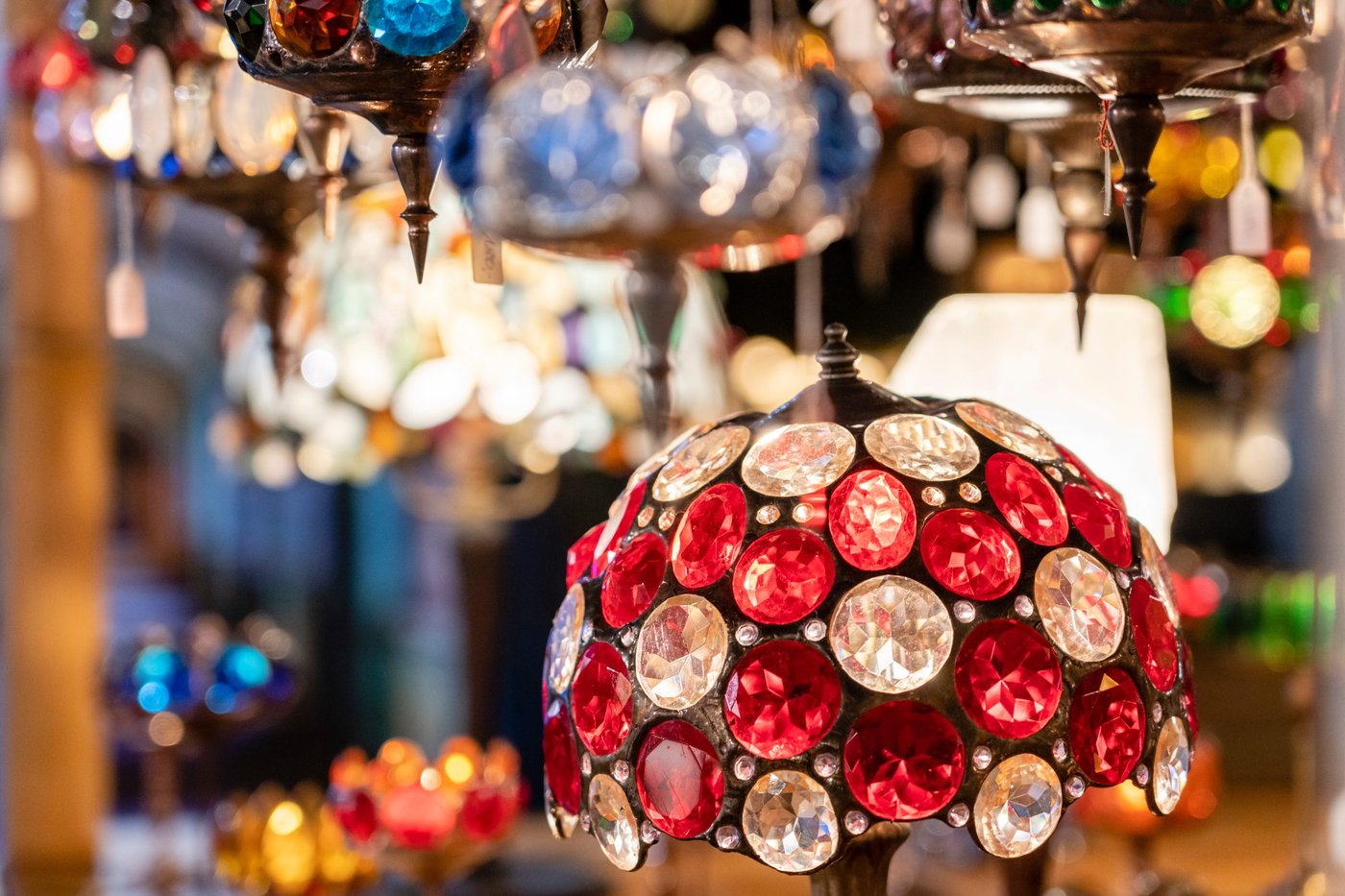Detailaufnahme eines Lampenschirms aus rotem Glas-Mosaik an einem Flohmarktstand