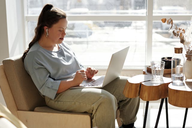 Ein Mädchen arbeitet an ihrem Laptop