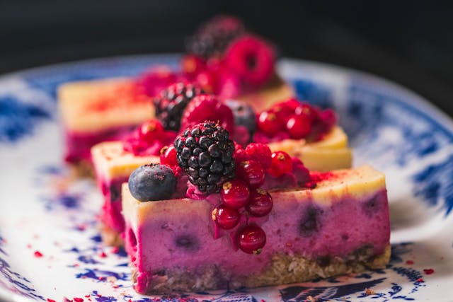 Kuchenstücke mit verschiedenen Beerensorten