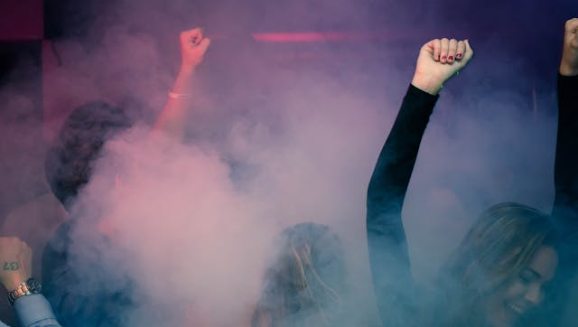 Tänzerinnen und Tänzer im Nebel in einer Disco