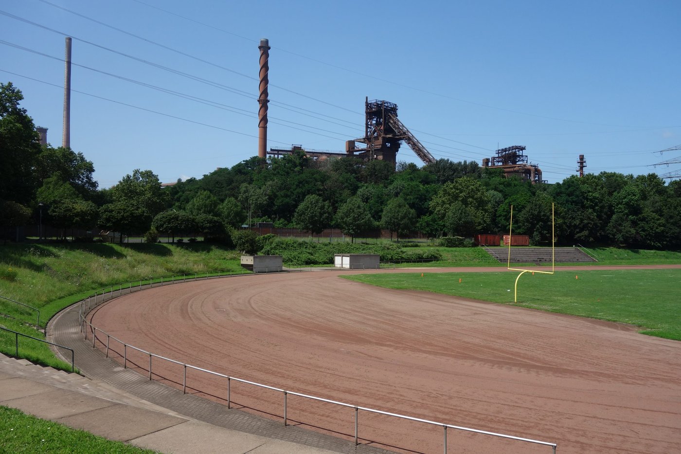 Schwelgernstadion in Duisburg mit Hochofen im Hintergrund