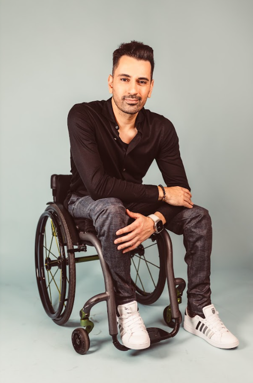 Comedian Tan Caglar im Rollstuhl