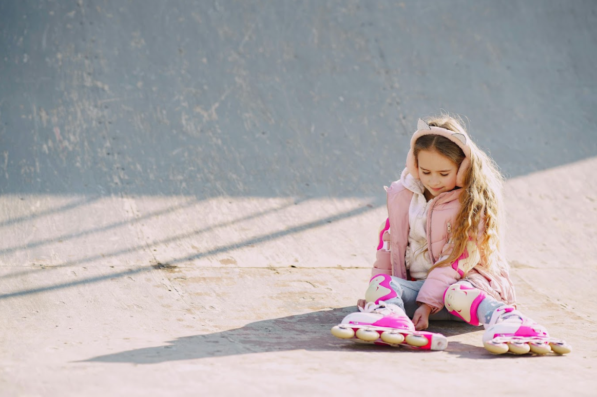 Ein Mädchen mit Inlineskates auf einer Skateanlage
