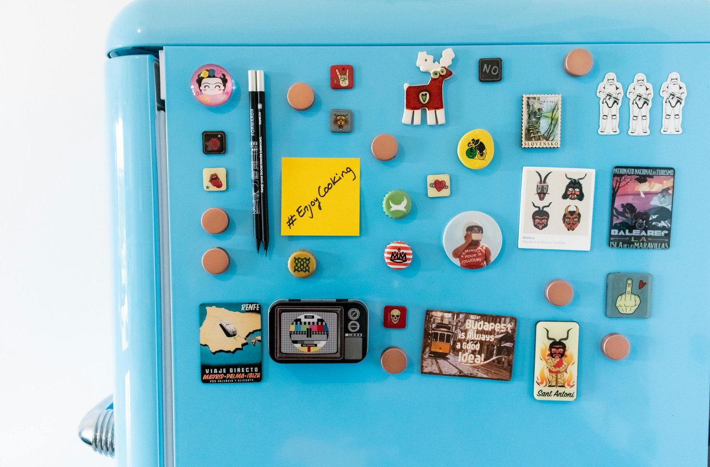 bunte magnete an einem kühlschrank