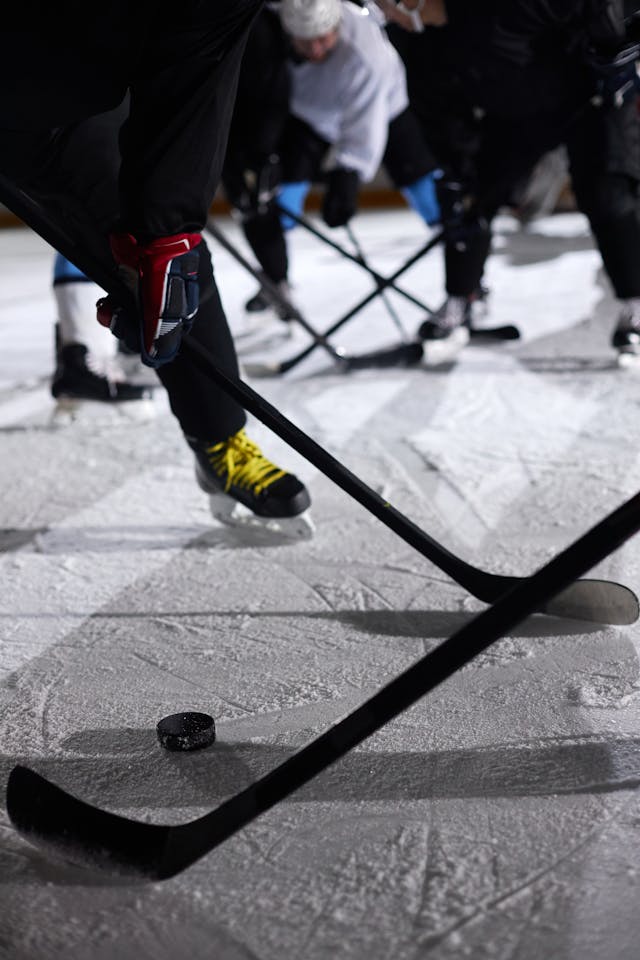 Eishockeyspieler kreuzen ihre Schläger