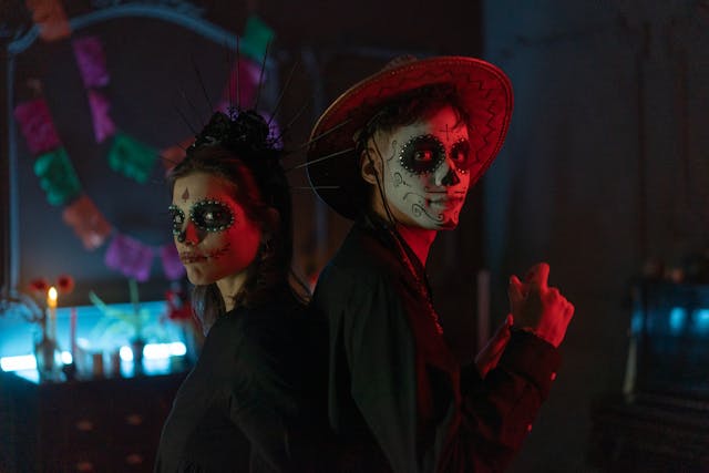 ein verkleidetes und geschminktes Paar zu Halloween