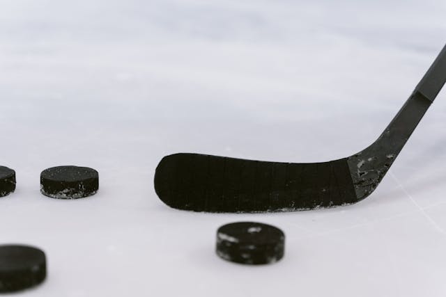 Puck und Eishockeyschläger
