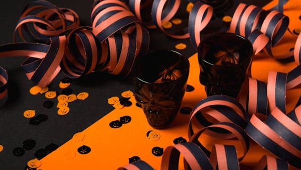 Schwarz-orange Luftschlangen