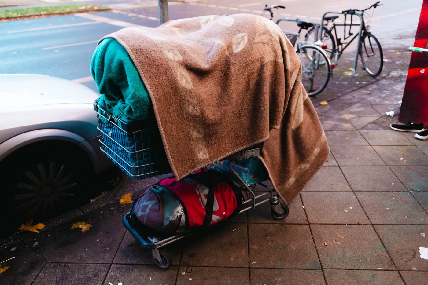 ein vollgepackter einkaufswagen mit allem hab und gut eines gastes