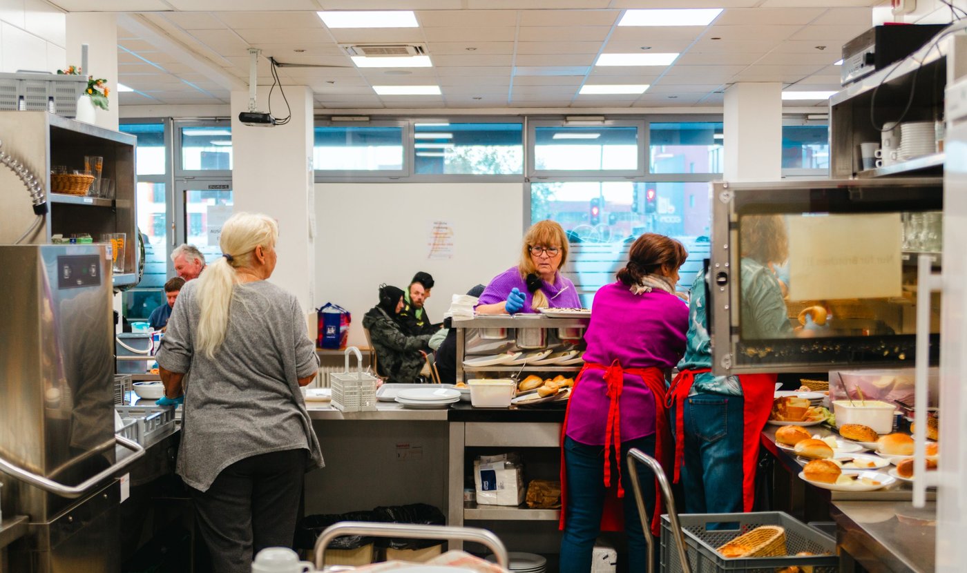 helferinnen die morgens im gast haus brötchen ausgeben