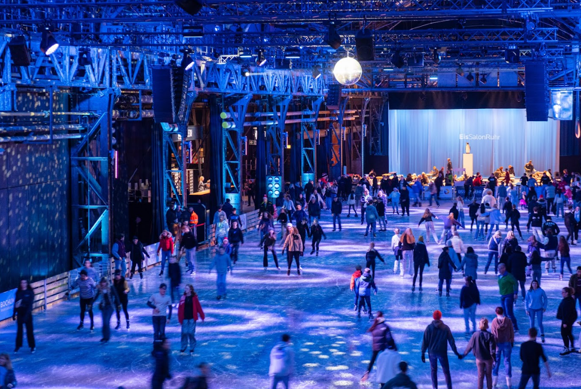 Schlittschuhläufer:innen beim EisSalon Ruhr in der Jahrhunderthalle