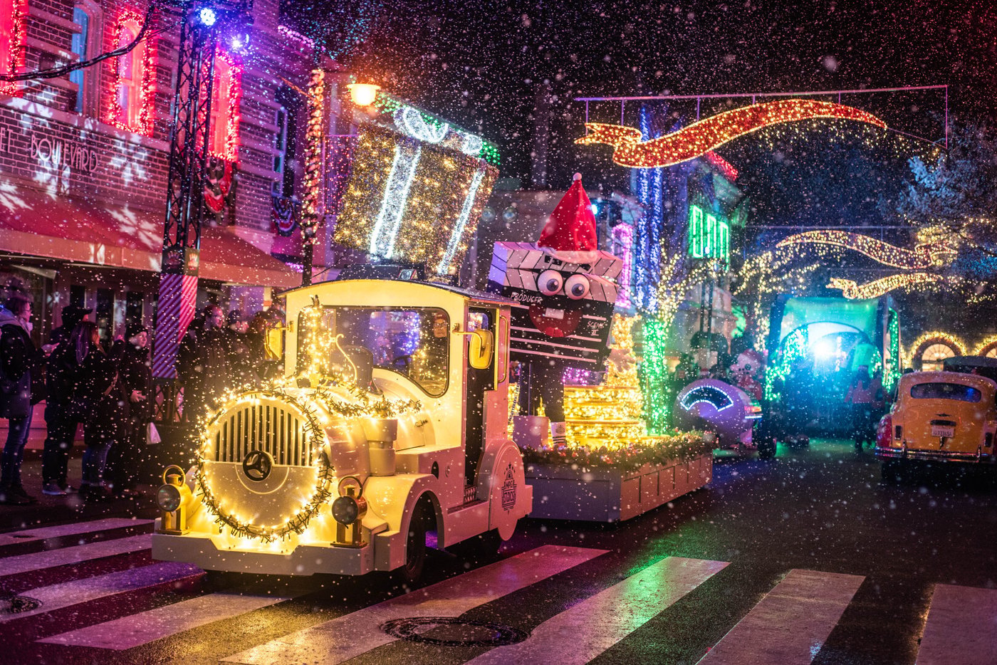 beleuchtete Eisenbahn beim Movie Park’s Hollywood Christmas