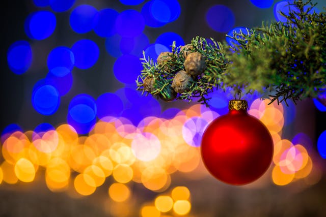 Weihnachtskugel an einem Christbaum