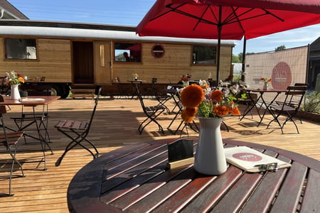Café im Circuswagen