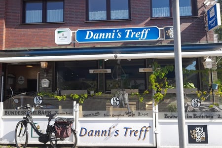 Dannis Treff mit Kegelbahn und Biergarten