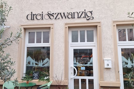 drei zwanzig