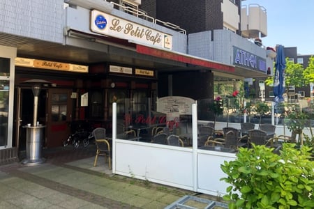 Le Petit Cafe