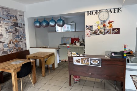 Mom Cafe & Asia Markt