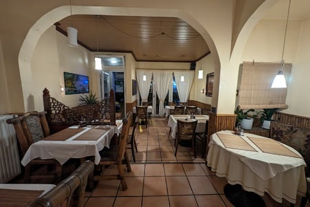 Nhis Bistro