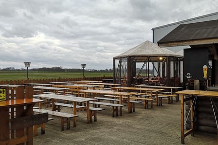Vest Alm Biergarten am Flugplatz Loemühle