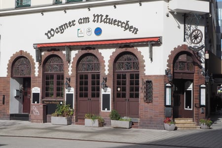 Wagner am Mäuerchen