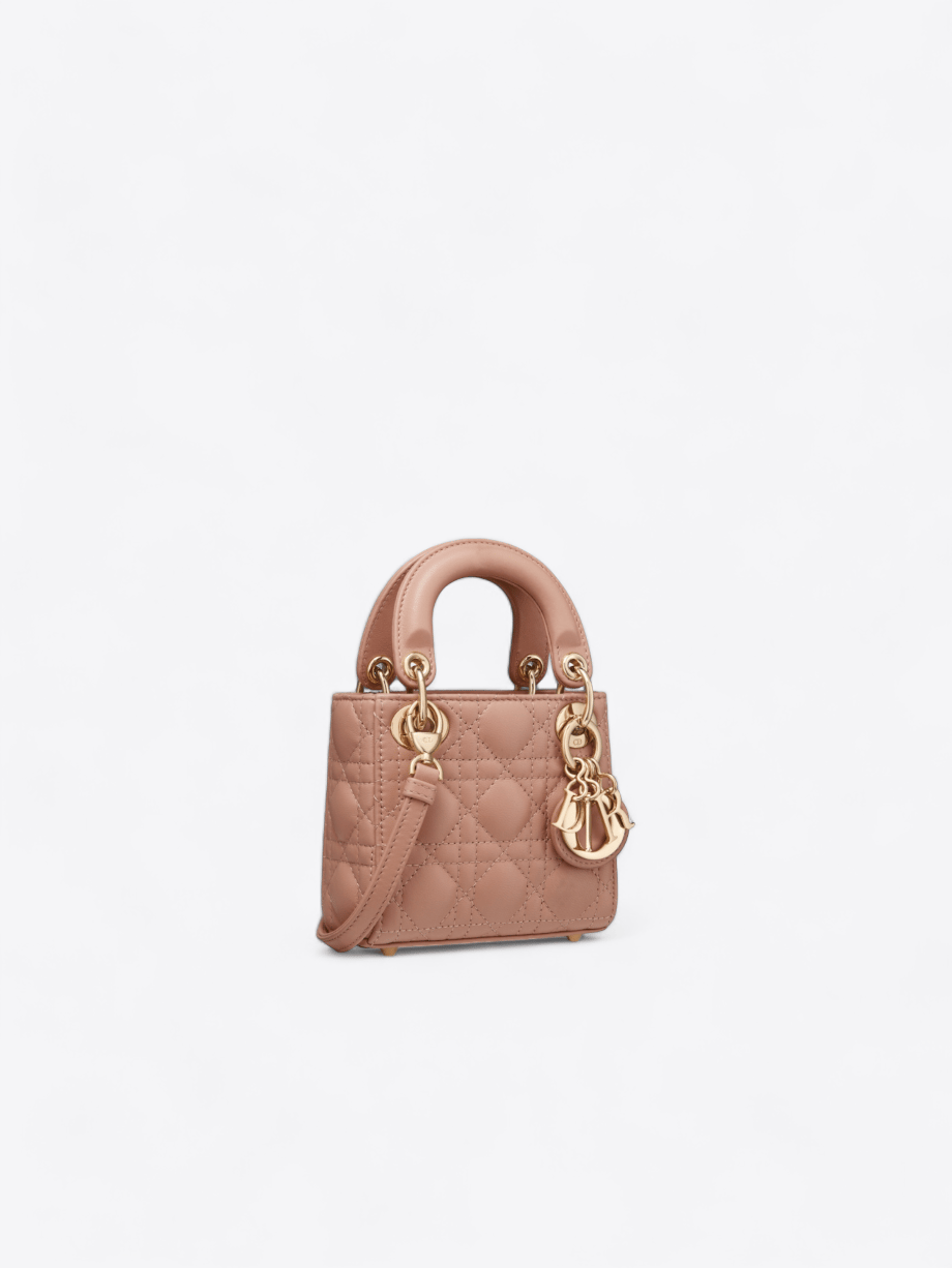 Miniaturluxus, maximales Vergnügen: Gönnen Sie sich das Dior-Erlebnis mit dem Verleih der Micro Lady Dior, einer ikonischen Tasche, die all Ihre Outfits aufwerten wird.