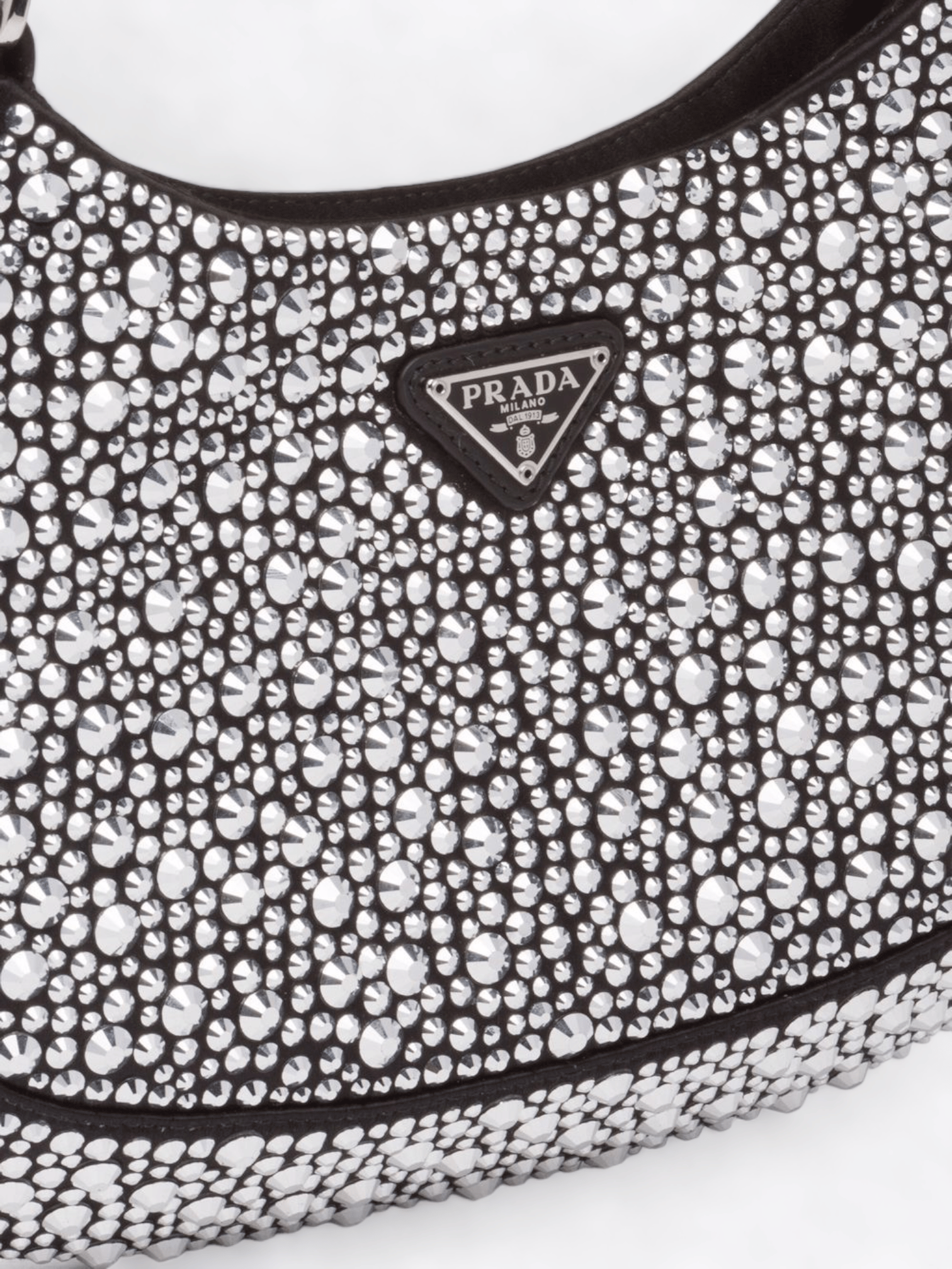 Sac Prada Cleo décoré de cristaux étincelants sur satin noir luxueux, offert par welPop.