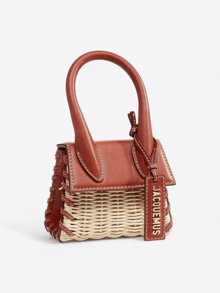 Jacquemus Chiquito Tasche aus Leder und geflochtenem Raffia mit roten Details.