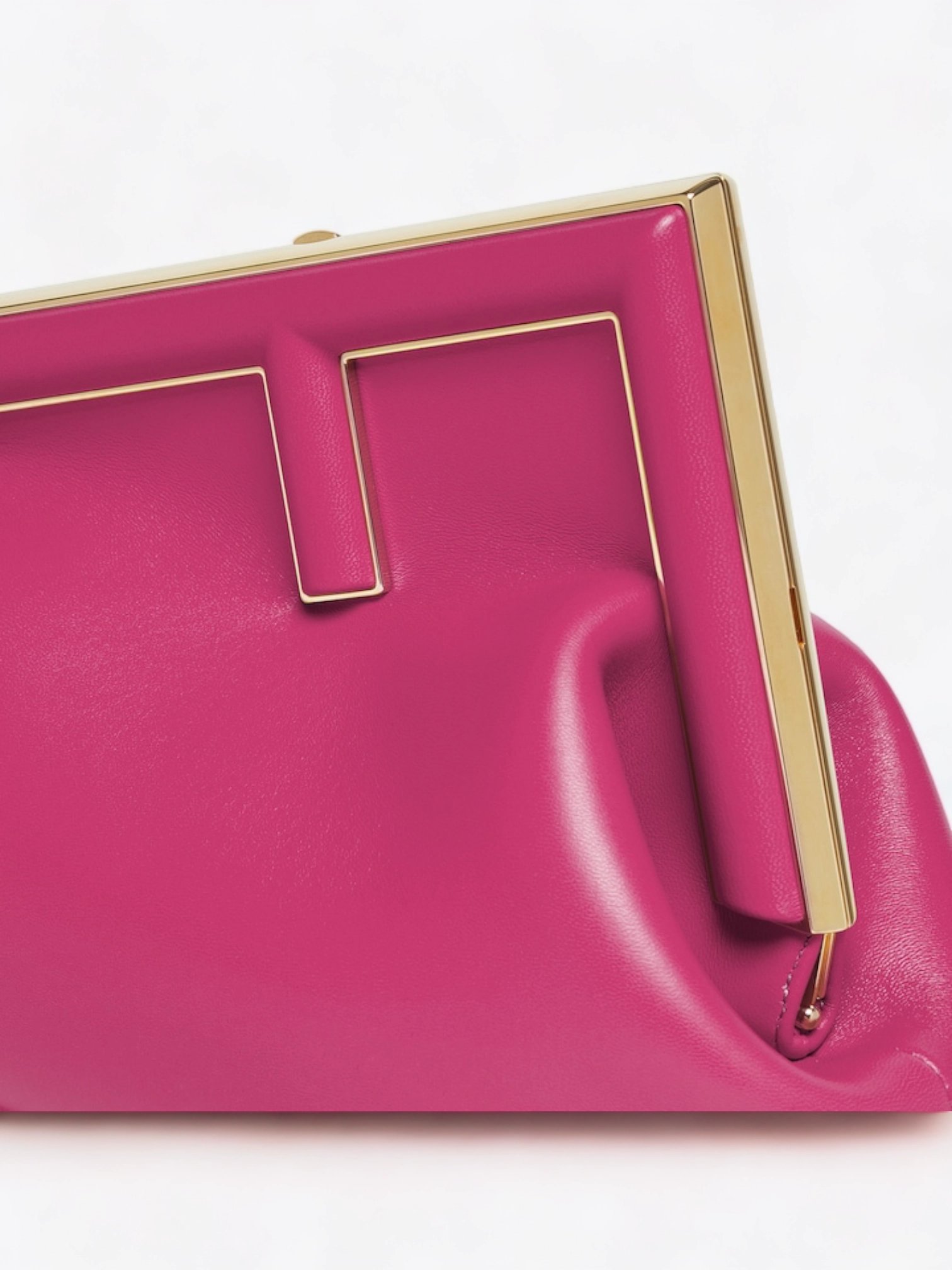 Innenansicht der Fendi First Tasche mit FF-Muster-Futter.