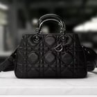 Ein Blick von innen auf die Herstellung der neuen Dior Lady-Tasche 95.22