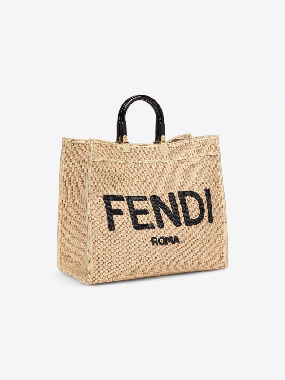 Fendi Tasche aus beigem Raphia mit schwarzem Logo, schwarzen Plexiglas-Griffen und goldenen Details.