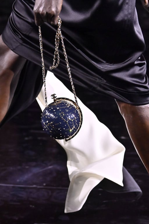 Sac Chanel rond bleu nuit constellation – location sac Chanel soirée luxe 