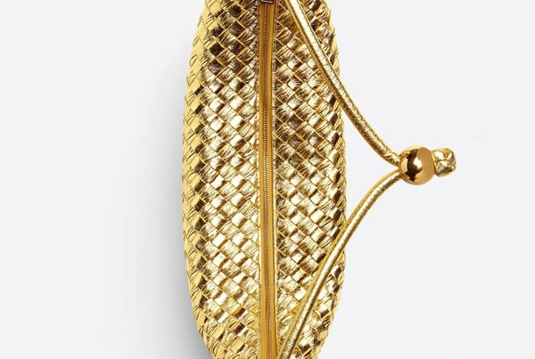 welPop - La pochette polyvalente Turn de Bottega Veneta est désormais disponible en or
