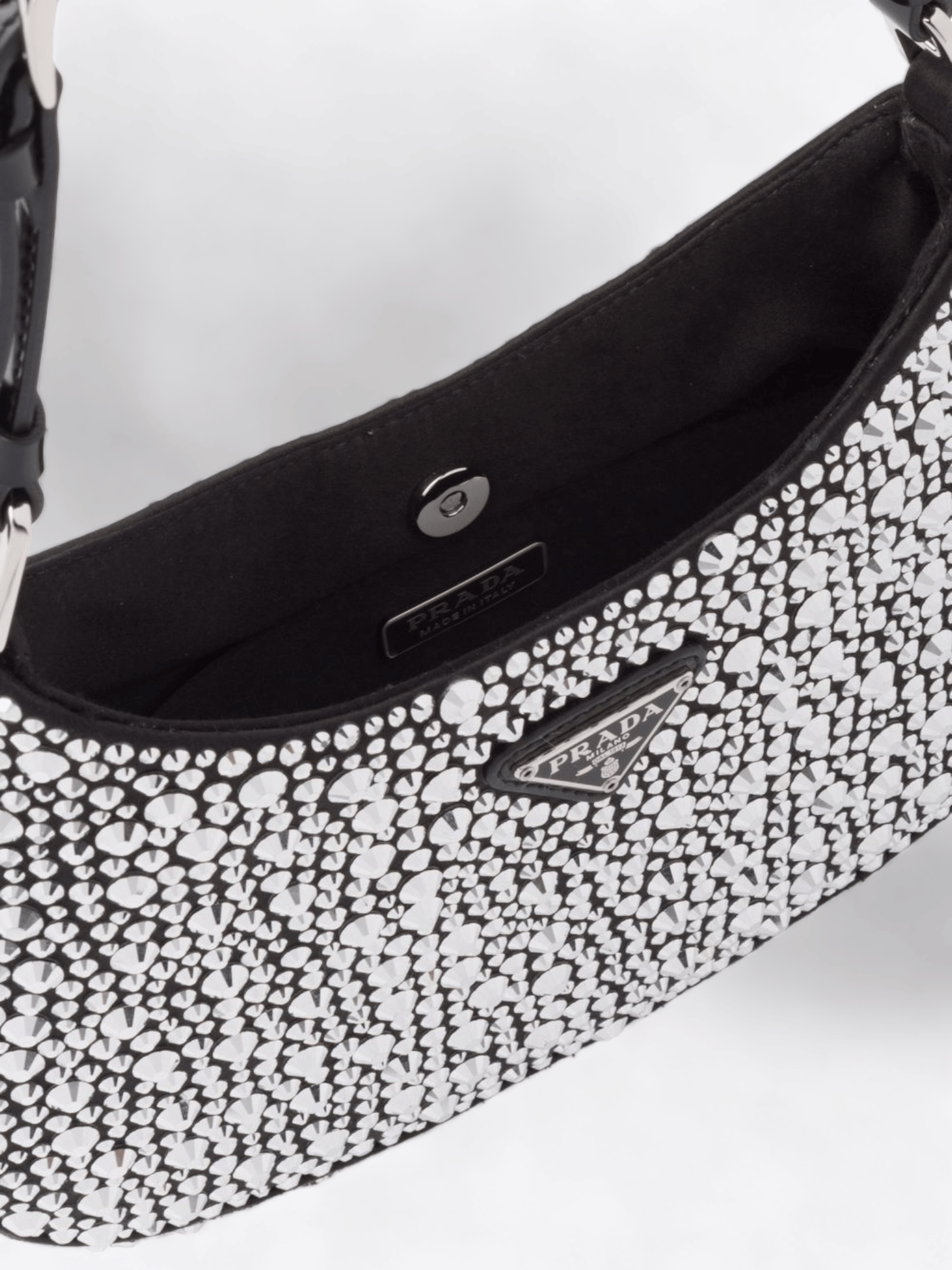 Sac Prada Cleo avec cristaux brillants sur fond de satin noir, proposé par welPop.