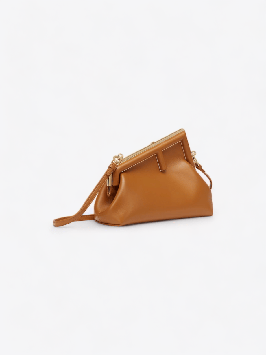 Sac Fendi First en cuir marron avec bandoulière réglable et fermoir doré