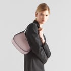 Prada habille ses sacs d'ombre pour le printemps 2023