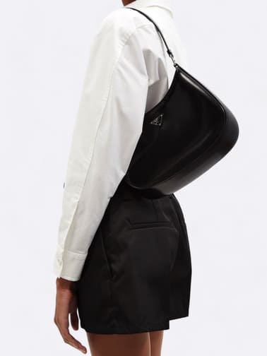 Schwarze Prada Cleo Tasche aus gebürstetem Leder zum Mieten bei welPop - zeitloser Luxus mit kurzem Schulterriemen
