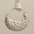 Bottega Veneta réédite le sac banana