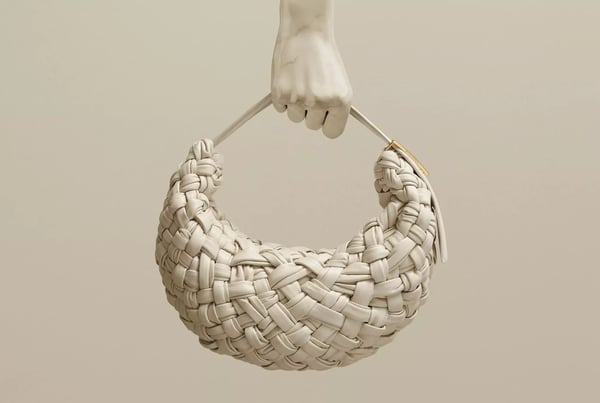 Bottega Veneta réédite le sac banana