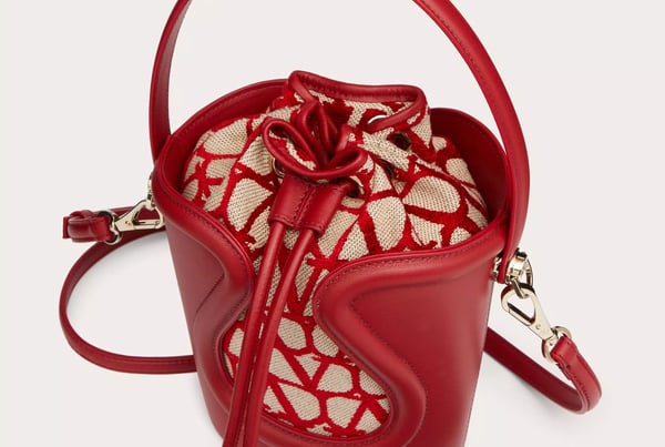 welpop - Lassen Sie sich von der Toile Iconographe Bucket Bag von Valentino verzaubern